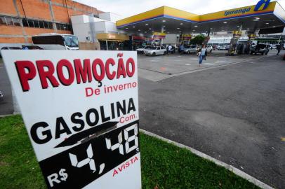  CAXIAS DO SUL, RS, BRASIL, 06/02/2020. Levantamento do preço da gasolina nos postos de combustíveis de Caxias do Sul. Na foto, posto Imigrante, na BR 116 esquina com rua Luiz Michielon, bairro Nossa Senhora de Lourdes. (Porthus Junior/Agência RBS)