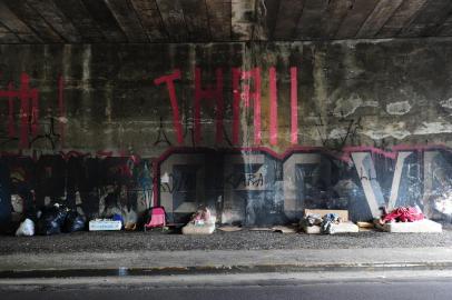 CAXIAS DO SUL, RS, BRASIL, 07/02/2020. Moradores de rua - Caxias do Sul tem hoje 741 pessoas em situação de rua. Dados foram divulgados pela equipe da FAS, que também apresentou soluções para acolher a demanda. Maioria tem entre 18 e 39 anos; motivos são dependências química e de álcool, além de desemprego. Na foto, moradores dormindo sob o viaduto Mário David Vanin. (Porthus Junior/Agência RBS)<!-- NICAID(14411819) -->