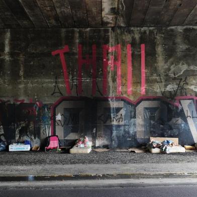 CAXIAS DO SUL, RS, BRASIL, 07/02/2020. Moradores de rua - Caxias do Sul tem hoje 741 pessoas em situação de rua. Dados foram divulgados pela equipe da FAS, que também apresentou soluções para acolher a demanda. Maioria tem entre 18 e 39 anos; motivos são dependências química e de álcool, além de desemprego. Na foto, moradores dormindo sob o viaduto Mário David Vanin. (Porthus Junior/Agência RBS)<!-- NICAID(14411819) -->