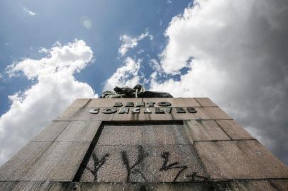  PORTO ALEGRE, RS, BRASIL - 2020.02.06 - Monumentos e áreas de patrimônio público em Porto Alegre sofrem com vandalismo. Na foto: Estátua de Bento GOnçalves, na Azenha (Foto: ANDRÉ ÁVILA/ Agência RBS)Indexador: Andre Avila<!-- NICAID(14411156) -->