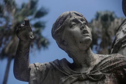  PORTO ALEGRE, RS, BRASIL - 2020.02.05 - Estátua de Giuseppe e Anita Garibaldi, na praça Garibaldi, mal cuidados e vandalizados. (Foto: ANDRÉ ÀVILA/ Agência RBS)Indexador: Andre Avila<!-- NICAID(14410169) -->