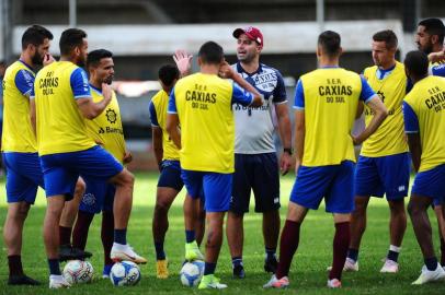  CAXIAS DO SUL, RS, BRASIL, 28/01/2020. Treino do Caxias no CT. O Caxias está disputando o campeonato Gaúcho 2020 (Gauchão 2020). Na foto, técnico Rafael Lacerda orientando jogadores. (Porthus Junior/Agência RBS)