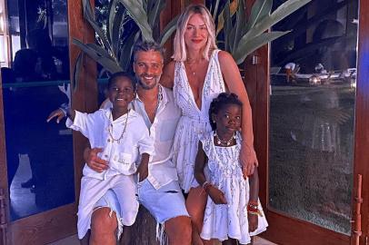 Giovanna Ewbank e Bruno Gagliasso escolheram Trancoso como destino para a chegada do novo ano. Claro que os filhos, Titi e Bless, estavam juntos. 