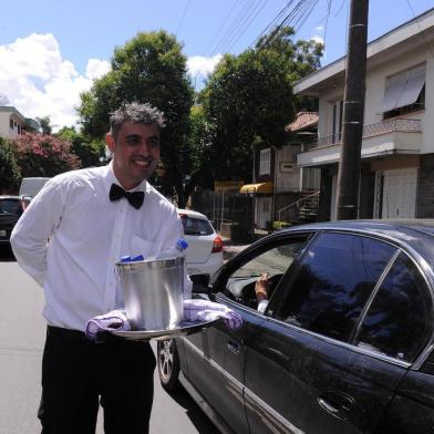  CAXIAS DO SUL, RS, BRASIL, 07/02/2020 - O desempregado João César Santos Mariano vende água na Visconde de Pelotas, vestido de garçom. Usa bandeja e balde com gelo para atender aos clientes. Neste dia 7 de fevereiro é o seu aniversário, quando completa 33 anos. (Marcelo Casagrande/Agência RBS)