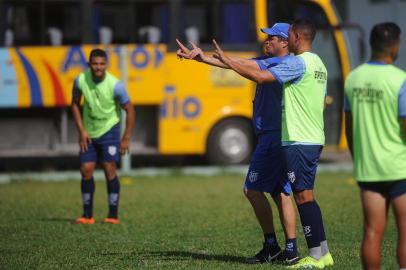  BENTO GONÇALVES, RS, BRASIL, 15/01/2020 - Esportivo faz últimos ajustes antes de encarar o Juventude, no último teste antes do Gauchão 2020. NA FOTO: Técnico Carlos Moraes.(Marcelo Casagrande/Agência RBS)