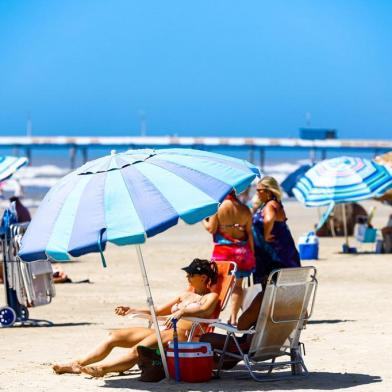 O Nordestão mais uma vez está presente nas praias do Litoral Norte. Na manhã deste sábado (8), a temperatura por volta de 8h na beira da praia de Capão da Canoa era de 23°C. Mas a sensação térmica era menor, de 20°C, em razão do vento.<!-- NICAID(14412666) -->