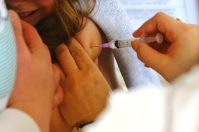  PORTO ALEGRE, RS, BRASIL, 17-08-2018. Crianças tomam vacina contra poliomielite e sarampo no Posto Modelo, na Av João Pessoa. (LAURO ALVES/AGÊNCIA RBS)<!-- NICAID(13697634) -->