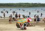 Veranistas aproveitam o domingo na Lagoa do Bacupari