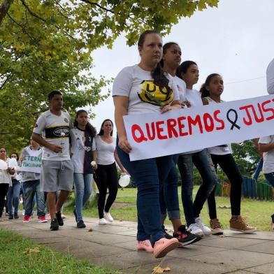 Músicas com tom de despedida, orações e pedidos por justiça marcaram uma caminhada organizada por familiares de Tiago Guilherme da Silva Rodrigues na manhã deste domingo (9). O estudante de 18 anos foi assassinado com golpes de faca e o corpo foi encontrado  em um matagal próximo à Rua Luís Modena, no bairro Cruzeiro, em Caxias do Sul, na noite de terça-feira (4).