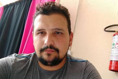 Rafael do Nascimento da Silva, 31 anos, desaparecido desde quinta-feira (6). No sábado (8), seu Voyage branco foi encontrado incendiado a Estrada do Petim, área rural de Guaíba.<!-- NICAID(14413149) -->