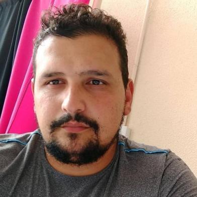 Rafael do Nascimento da Silva, 31 anos, desaparecido desde quinta-feira (6). No sábado (8), seu Voyage branco foi encontrado incendiado a Estrada do Petim, área rural de Guaíba.<!-- NICAID(14413149) -->