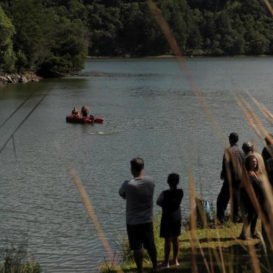  CAXIAS DO SUL, RS, BRASIL, 10/02/2020Bombeiros realizaram nesta manhã a busca por corpos de dois jovens desaparecidos desde a semana passada. às 9h 44min o corpo do adolescente de 14 anos, Henrique foi encontrado.(Lucas Amorelli/Agência RBS)