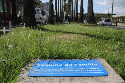 Placa Esquina da Família, derrubada no cruzamento das avenidas João Pessoa e Princesa Isabel, em Porto Alegre.<!-- NICAID(14414238) -->