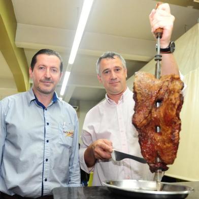  CAXIAS DO SUL, RS, BRASIL, 07/02/2020. Churrascaria Laço de Ouro, há 20 anos no mercado. Sócios proprietários Elton Bettio (D) e Marciano Pedro Zambiasi. (Porthus Junior/Agência RBS)