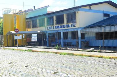  CAXIAS DO SUL, RS, BRASIL, 07/02/2020. Pais de alunos da Escola Municipal de Ensino Fundamental Arnaldo Ballvê, organizaram um protesto em frente do prédio. Após, foram recebidos pela secretária de educação, Flávia Melice Vergani, na sede da secretaria. (Porthus Junior/Agência RBS)