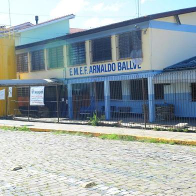  CAXIAS DO SUL, RS, BRASIL, 07/02/2020. Pais de alunos da Escola Municipal de Ensino Fundamental Arnaldo Ballvê, organizaram um protesto em frente do prédio. Após, foram recebidos pela secretária de educação, Flávia Melice Vergani, na sede da secretaria. (Porthus Junior/Agência RBS)