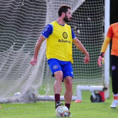  CAXIAS DO SUL, RS, BRASIL, 11/02/2020. Treino do Caxias no CT. O time grená se prepara para o confronto contra o Ypiranga de Erechim, válido pelas semifinais da Taça Cel. Ewaldo Poeta, primeiro turno do Campeonato Gaúcho 2020 (Gauchão 2020). Na foto, zagueiro Laércio (E).  (Porthus Junior/Agência RBS)Indexador: Porthus Junior                  