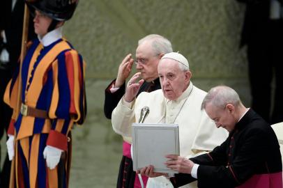 Pope Francis (C), flanked by Monsignor Leonardo Sapienza (Rear C) and Argentine priest, Monsignor Luis Maria Rodrigo Ewart (R), crosses himself during the weekly general audience on February 12, 2020 at Paul-VI hall in the Vatican. (Photo by Filippo MONTEFORTE / AFP)<!-- NICAID(14416468) -->