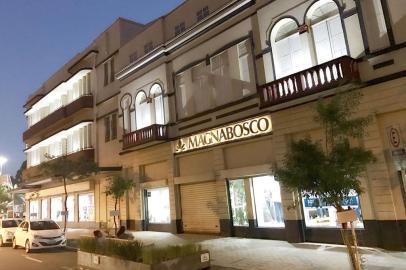 Loja Magnabosco, que instalou novo projeto de iluminação do prédio para valorizar os traços do art-deco