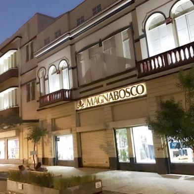 Loja Magnabosco, que instalou novo projeto de iluminação do prédio para valorizar os traços do art-deco