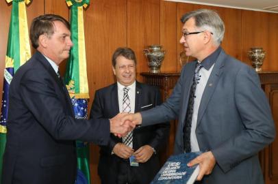 Comitiva da UCS com Bolsonaro<!-- NICAID(14416620) -->