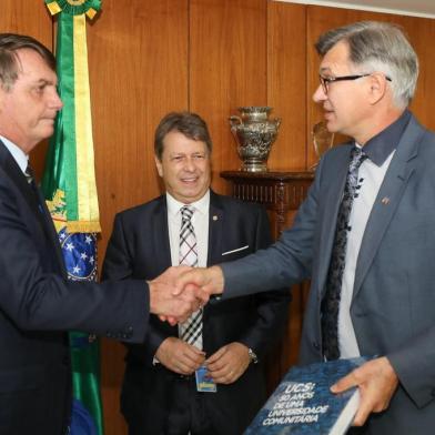 Comitiva da UCS com Bolsonaro<!-- NICAID(14416620) -->