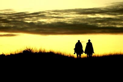 SÃO JOSÉ DOS AUSENTE, RS, BRASIL- 28/07/2007 (JÚLIO CORDEIRO / AGÊNCIA RBS)***  Frio  ***Final de tarde frio em Saõ José dos Ausentes, cavalarianos  no campo.<!-- NICAID(1967671) -->