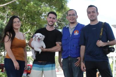 Da esquerda para a direita: a estudante Katherine Xinenes, o veterinário Gian Lucas Alves, o veterinário Jean Fernandes e o jornalista Silvio Barbosa. A equipe vai estrelar um reality show que mostra o dia a dia dos atendimentos veterinários da cllícica de atendimento domiciliar Doutor Animal.<!-- NICAID(14411906) -->