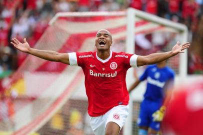  CAXIAS DO SUL,RS, BRASIL - 24/02/2013FOTO:LAURO ALVES/ZERO HORACampeonato Gaúcho - Taça Piratini, Gre-Nal 396 no estádio Centenário.Jogador Rodrigo Moledo faz o segundo gol