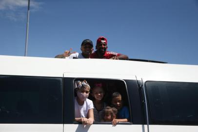  PORTO ALEGRE, RS, BRASIL, 13/02/2020- Everton, do Grêmio, passeia de limousine com crianças do Instituto do Câncer Infantil. (FOTOGRAFO: LAURO ALVES / AGENCIA RBS)<!-- NICAID(14417920) -->