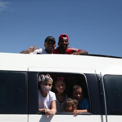  PORTO ALEGRE, RS, BRASIL, 13/02/2020- Everton, do Grêmio, passeia de limousine com crianças do Instituto do Câncer Infantil. (FOTOGRAFO: LAURO ALVES / AGENCIA RBS)<!-- NICAID(14417920) -->