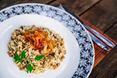  PORTO ALEGRE, RS, BRASIL,  31/07/2017 : Destemperados - Receitas mediterrâneas: Salada de feijão fradinho, Salada de pepino com iogurte e dill, Caponata de abobrinha,  Kafta com hortelã, Mjadra. (Omar Freitas/Agência RBS)Indexador: Omar Freitas