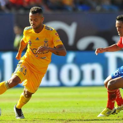  Jorge Sanchez (R) of Atletico San Luis vies for the ball with Rafael Carioca of Tigres during the Mexican Apertura 2019 tournament football match at Alfonso Lastras stadium in San Luis Potosi, Mexico on August 17, 2019. (Photo by VICTOR CRUZ / AFP)Editoria: SPOLocal: San Luis PotosíIndexador: VICTOR CRUZSecao: soccerFonte: AFPFotógrafo: STR