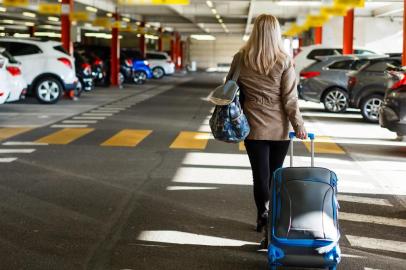 girl with bag in the parking at the airportPORTO ALEGRE, RS, BRASIL, 12/02/2020- aeroporto, bagagens , malas, viagem (Foto:Angelov   / stock.adobe.com)Indexador: Andrey SinenkiyFonte: 181773212<!-- NICAID(14416469) -->