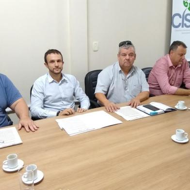 Grupo de 17 municípios da Serra integrantes do Consórcio Intermunicipal de Desenvolvimento Sustentável da Serra Gaúcha (Cisga) buscam solução para o lixo nas cidades. Da esquerda para a direita: Mauro Veiga (Veiga Sul Equipamentos Industriais), Douglas Fávero Pasuch (presidente do CISGA e prefeito de Nova Roma do Sul), Maximiliano Andrade (ACGP assessoria e consultoria em gestão pública), Evandro Zibetti (prefeito de Carlos Barbosa), e Evandro Carlos Kuwer (prefeito de São Marcos)