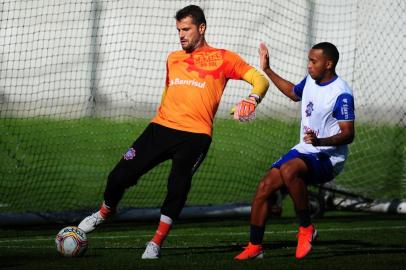  CAXIAS DO SUL, RS, BRASIL, 11/02/2020. Treino do Caxias no CT. O time grená se prepara para o confronto contra o Ypiranga de Erechim, válido pelas semifinais da Taça Cel. Ewaldo Poeta, primeiro turno do Campeonato Gaúcho 2020 (Gauchão 2020). Na foto, goleiro Marcelo Pitol. (Porthus Junior/Agência RBS)Indexador: Porthus Junior                  