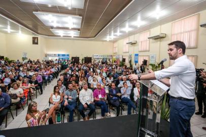 CAPÃO DA CANOA, RS, BRASIL, 13.02.2020 - Diante de mais de 400 representantes de prefeituras de todo o Rio Grande do Sul na Assembleia de VerÃ£o 2020 da FederaÃ§Ã£o das AssociaÃ§Ãµes de MunicÃ­pios do Rio Grande do Sul (Famurs), o governador Eduardo Leite sancionou, nesta quinta-feira (13/2), a lei que permite a daÃ§Ã£o em pagamento de bens imÃ³veis do Estado para a quitaÃ§Ã£o de dÃ©bitos com os municÃ­pios na Ã¡rea da SaÃºde.ConstruÃ­da pelo governo em conjunto com a Famurs, a proposta foi aprovada pelos deputados por unanimidade (53 votos) no final de janeiro, durante a apreciaÃ§Ã£o dos projetos da Reforma RS. Foto: Felipe Dalla Valle/ PalÃ¡cio Piratini<!-- NICAID(14418896) -->