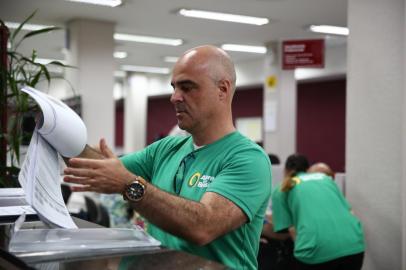  PORTO ALEGRE, RS, BRASIL - 06.02.2020 - Apoiadores do presidente Jair Bolsonaro promovem ato para recolher assinaturas para criação de novo partido. Na imagem: Luiz Salatino. (Foto: Jefferson Botega/Agencia RBS)<!-- NICAID(14411141) -->