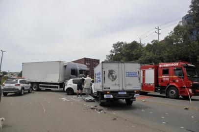  CAXIAS DO SUL, RS, BRASIL, 14/02/2020Um homem ainda não identificado morreu em um acidente na RS-122, em Caxias do Sul, por volta das 11h desta sexta-feira (14). A colisão lateral envolveu um carro e um caminhão no Km 80 da rodovia. Conforme a Polícia Rodoviária Estadual, o trânsito flui com lentidão no local. A vítima conduzia um Renault Sandero.(Lucas Amorelli/Agência RBS)