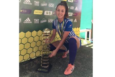  A meia-atacante Kelly Becker, 19 anos, é o novo reforço do Brasil de Farroupilha. Catarinense, ela tem passagens por Criciúma e Avaí. Neste último, Kelly integrou as categorias de base e, depois, ingressou no futebol 7, onde foi campeã da Copa do Brasil, no último ano. 