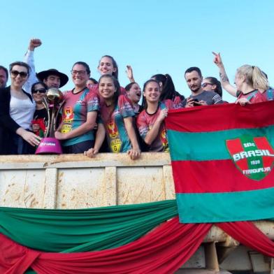  O time feminino do Brasil-Fa conquistou o seu principal objetivo da temporada. Ao vencer o Oriente por 2 a 1, ontem, no Estádio Cristo Rei, em São Leopoldo, pelo Gauchão Feminino, a equipe rubro-verde garantiu o título do Interior e, de quebra, uma vaga no Campeonato Brasileiro Série A2, em 2020.