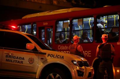  PORTO ALEGRE, RS, BRASIL, 10-02-2020: Policiais militares em operação para coibir ações criminosas em ônibus na região central. (Foto: Mateus Bruxel / Agência RBS)<!-- NICAID(14414963) -->