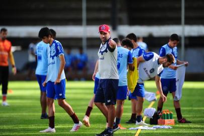  CAXIAS DO SUL, RS, BRASIL, 11/02/2020. Treino do Caxias no CT. O time grená se prepara para o confronto contra o Ypiranga de Erechim, válido pelas semifinais da Taça Cel. Ewaldo Poeta, primeiro turno do Campeonato Gaúcho 2020 (Gauchão 2020). Na foto, técnico Rafael Lacerda (de boné).  (Porthus Junior/Agência RBS)