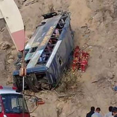  Peruvian police and rescue teams work at the Pan-American Highway site where a bus fell out the route causing the dead of eight people, in Mancora, Peru, on Febreary 15, 2020. - The bus was carrying Ecuadors Barcelona SC supporters back to their country after encouraging their team in a Copa Libertadores footbal match in Lima. (Photo by ZAPOTILLO TV / AFP)Editoria: DISLocal: MáncoraIndexador: ZAPOTILLO TVSecao: soccerFonte: AFPFotógrafo: STR<!-- NICAID(14420509) -->