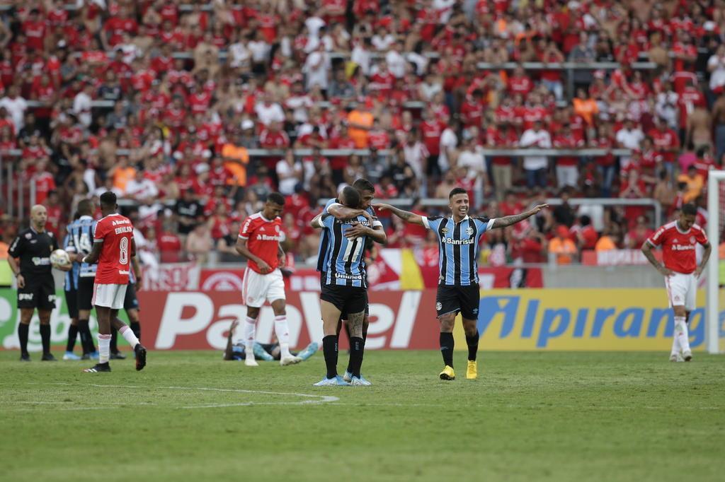 Emprestado pelo Grêmio, atacante do Caxias celebra dois gols sobre o Inter