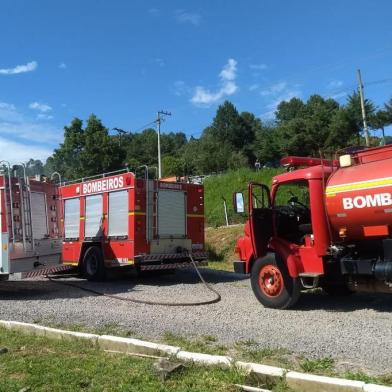 Bombeiros de Caxias atendem incêndio na JBS Caxias