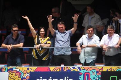 BrasÃ­lia (DF), 16/02/2020 - Ministra Damares, presidente Jair Bolsonaro e o ministro Sergio Moro durante partida entre Flamengo e Athletico Paranaense pela Supercopa no estÃ¡dio ManÃ© Garrincha em BrasÃ­lia, neste domingo (16). (Foto: Luciano Claudino/CÃ³digo 19/Folhapress) <!-- NICAID(14420754) -->