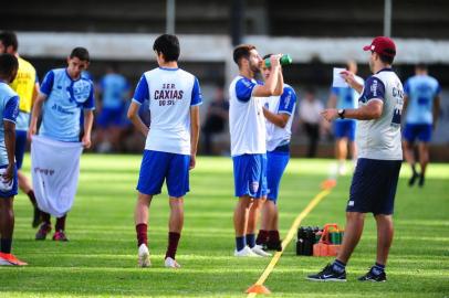  CAXIAS DO SUL, RS, BRASIL, 11/02/2020. Treino do Caxias no CT. O time grená se prepara para o confronto contra o Ypiranga de Erechim, válido pelas semifinais da Taça Cel. Ewaldo Poeta, primeiro turno do Campeonato Gaúcho 2020 (Gauchão 2020). Na foto, técnico Rafael Lacerda (de boné).  (Porthus Junior/Agência RBS)