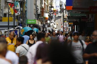  PORTO ALEGRE, RS, 12-02-2020: Pedestres na rua da Praia. Roubo a pedestres em Porto Alegre.  (Foto: Mateus Bruxel / Agência RBS)<!-- NICAID(14417034) -->