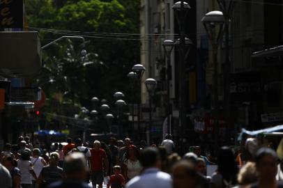  PORTO ALEGRE, RS, 12-02-2020: Pedestres na rua da Praia. Roubo a pedestres em Porto Alegre.  (Foto: Mateus Bruxel / Agência RBS)<!-- NICAID(14417035) -->